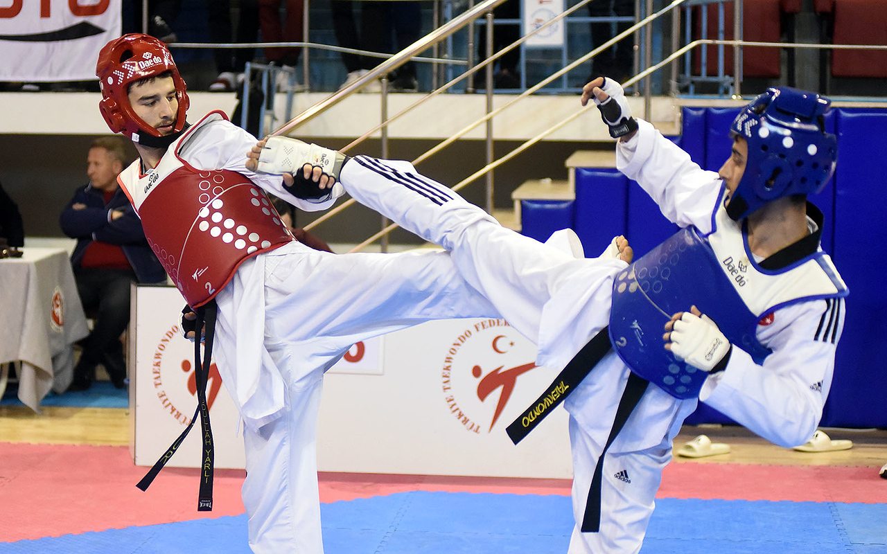 Abdullah Ömer Yarlı müsabakada tekme atarken