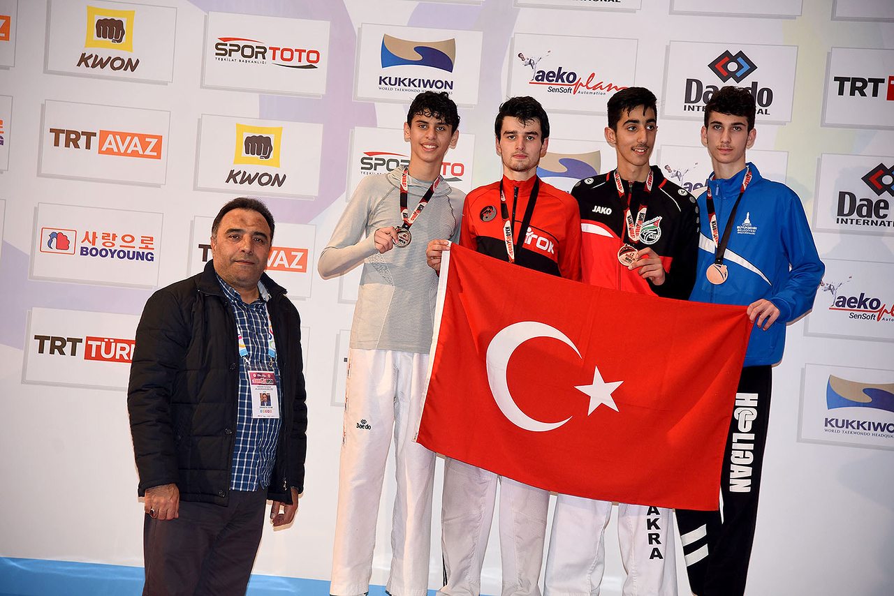 Türk bayrağıyla kürsüde madalya töreni