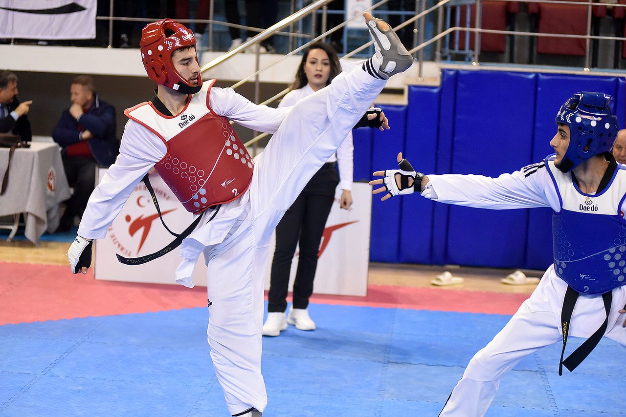 Taekwondo müsabakasında yüksek tekme