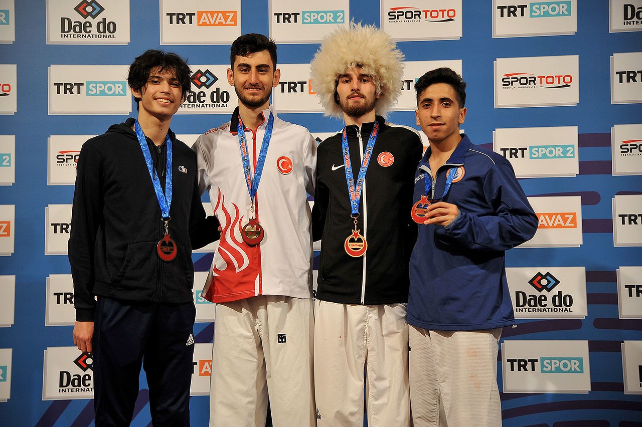 Uluslararası turnuvada madalya töreni
